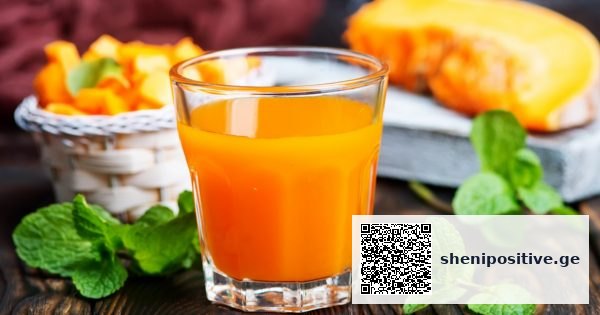 გოგრის წვენი გამჭვირვალე ჭიქაში ტაბუნება რბილი დილის შუქით